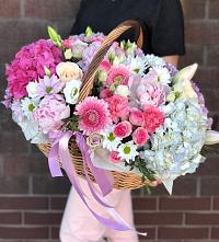 Цветочная композиция из Розы, Хризантемы, Пионы и Лизиантусы в корзине в Заиграево