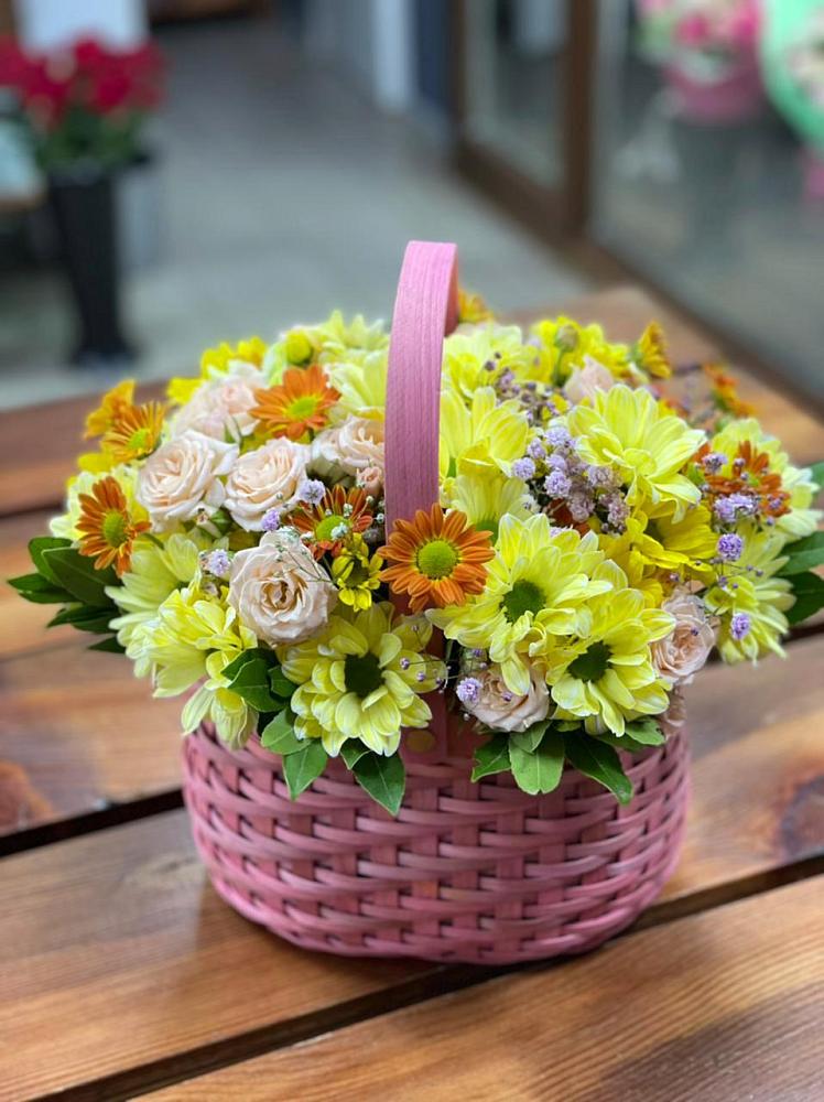 Цветочная композиция из Хризантемы и Розы в корзине в Заиграево