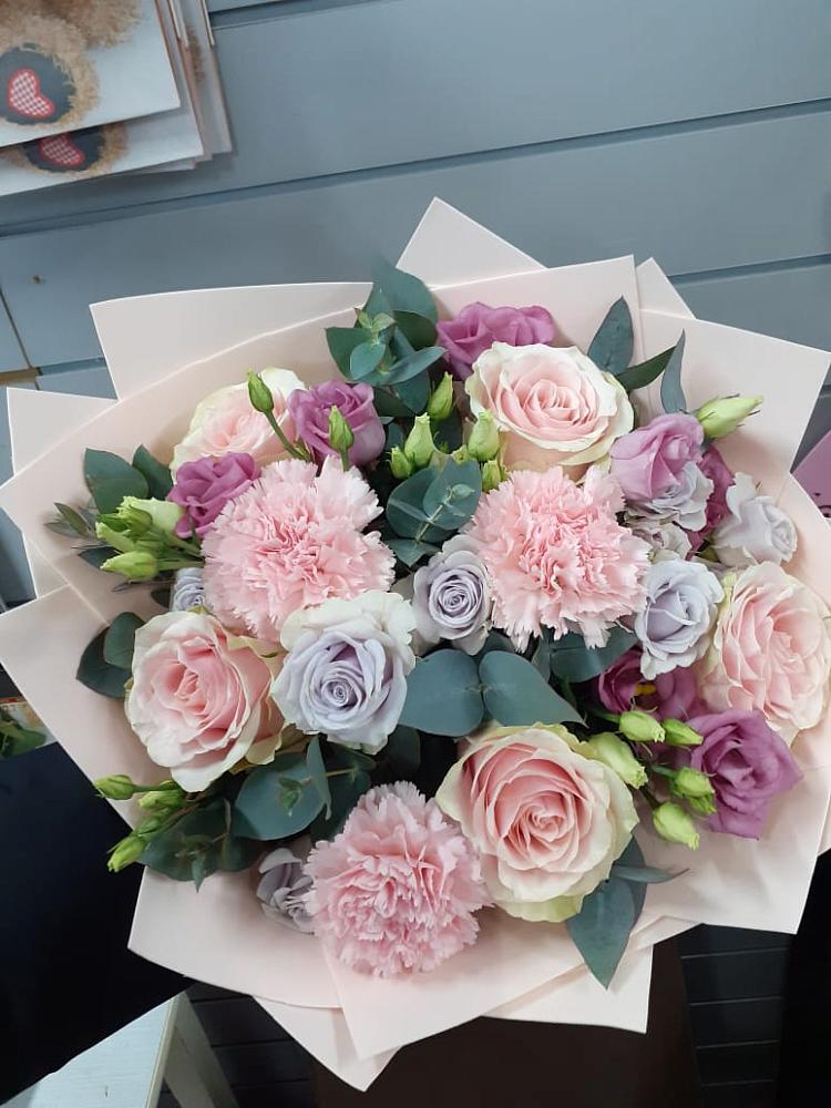 Букет цветов из: Розы, Гвоздики и Лизиантусы в Заиграево